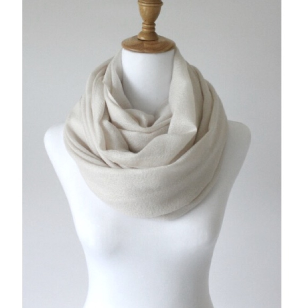 Pashmina Cashmere & Silk Scarf. Winter white. Handmade in Italy. New w/o tags.